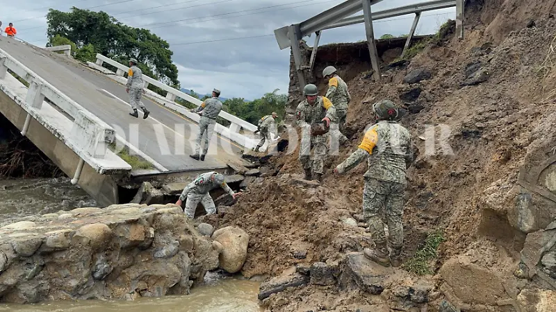 Escombros de puente caído